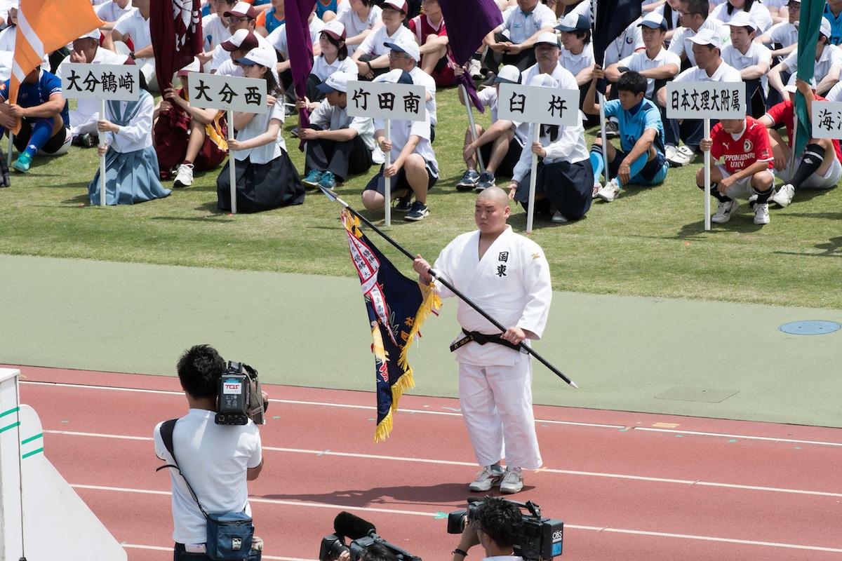 優勝旗を返還する国東高校柔道部の中島大貴選手