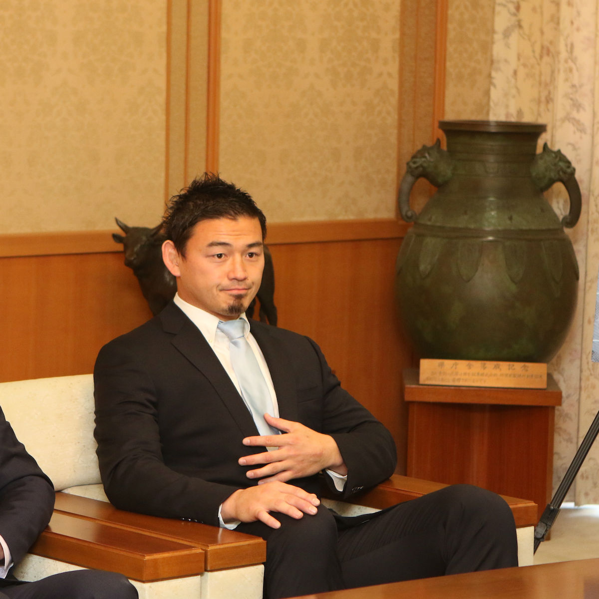 五郎丸選手、県庁など訪問　「ワールドカップの機運を高めてほしい」