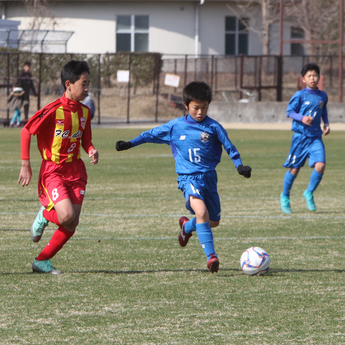 県少年サッカー大会　ブルーウイングが激しい打ち合いを制す