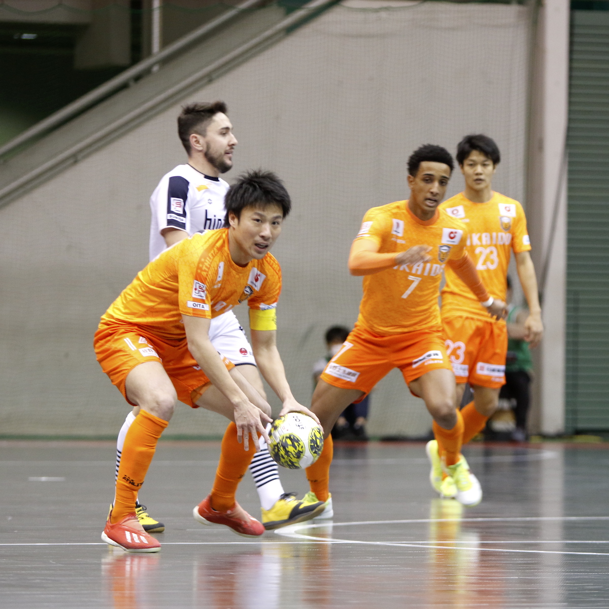 バサジィ　苦しみながらもプレーオフ決勝へ進出