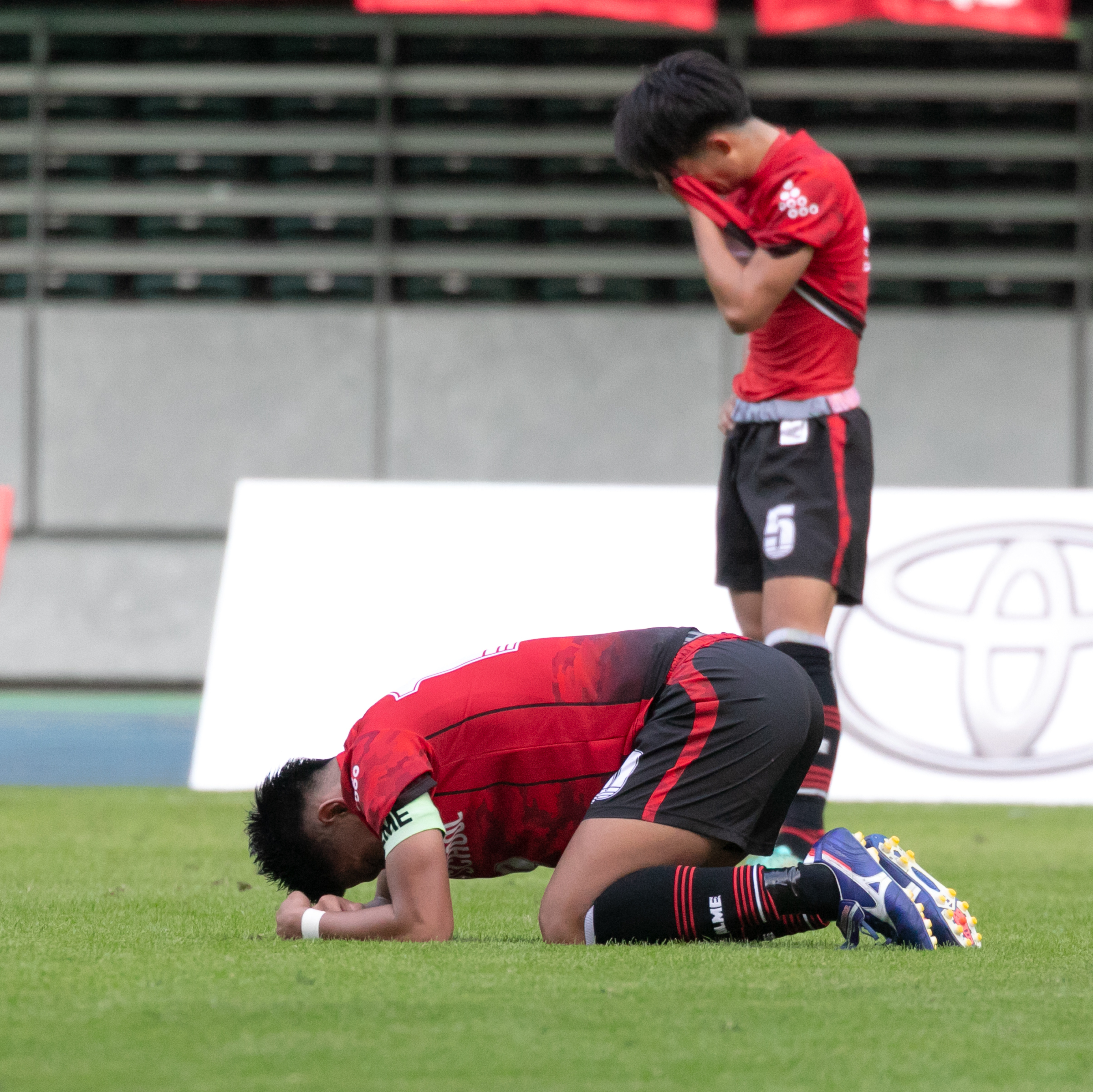 敗者の涙⑥　全国高校サッカー選手権大会県予選　大分　大一番で露見した勝ち切れないもろさ