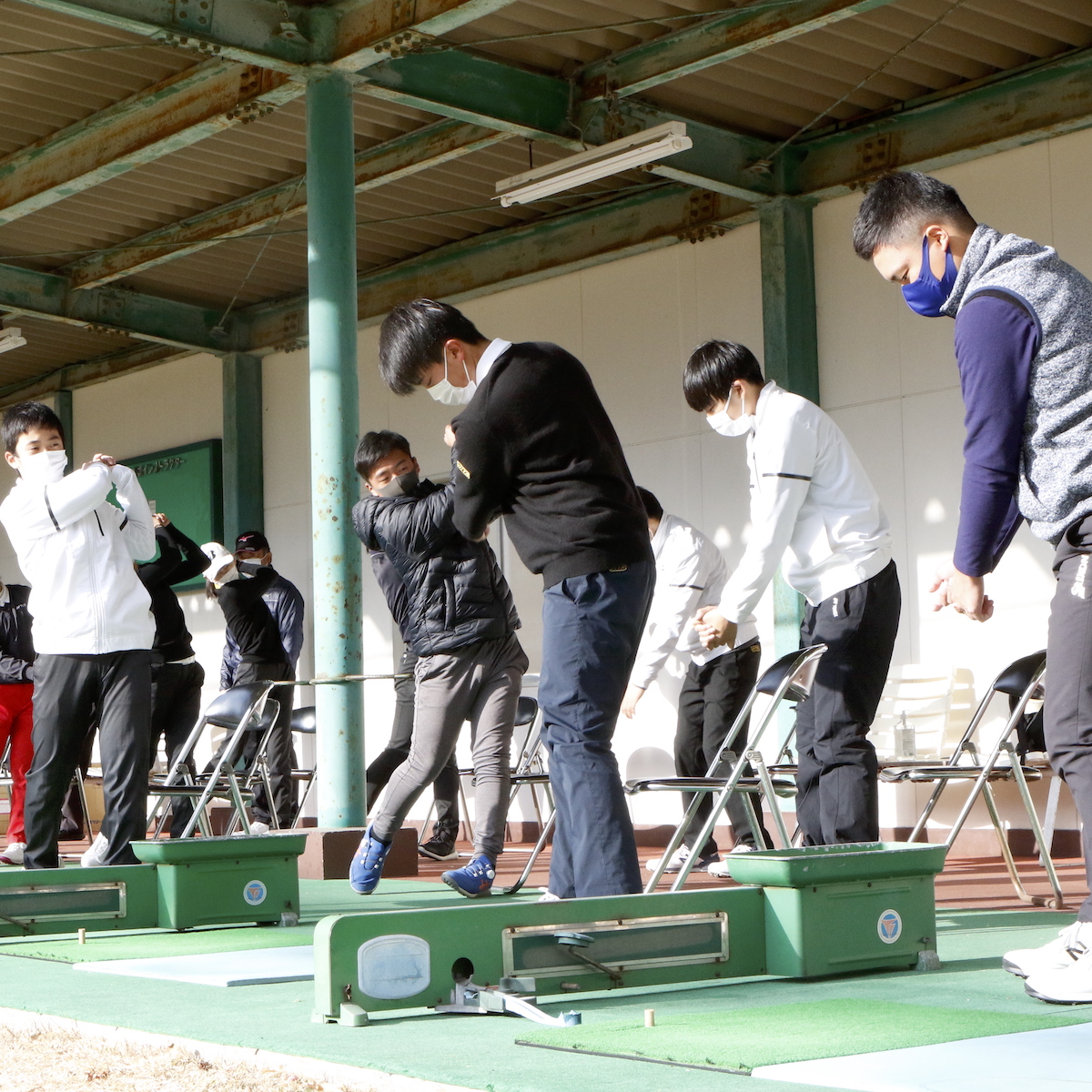 ゴルフ　中学、高校の強化指定選手にプロが実技指導