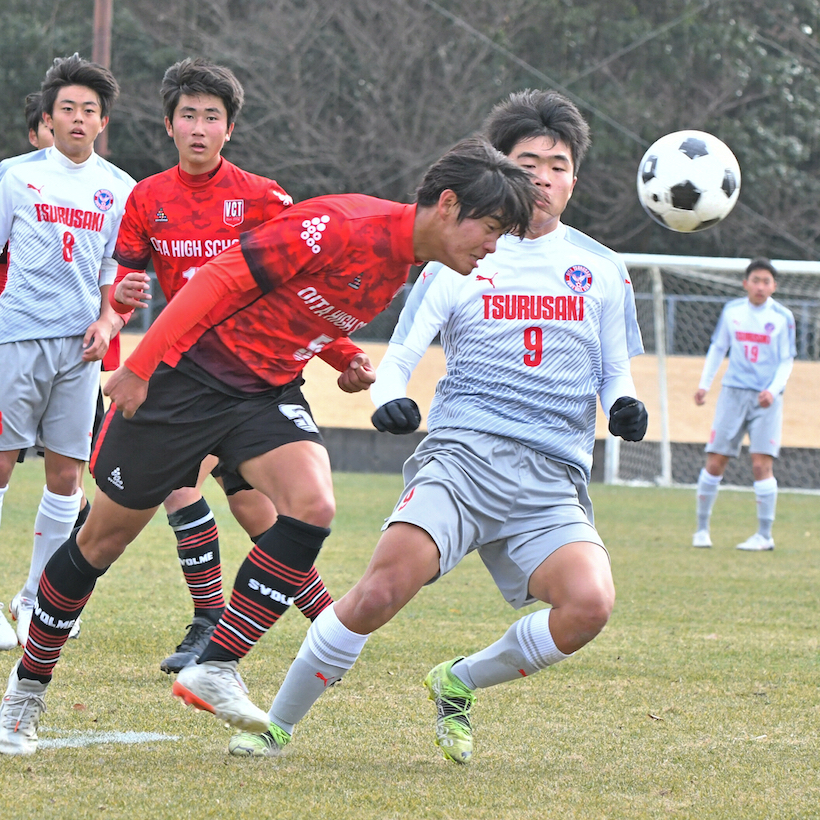 県高校新人大会　サッカー男子　大分が勝負強さを発揮し３年ぶり１０度目の優勝
